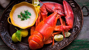 熟龍蝦和玉米布丁，配以青檸裝飾，放在裝飾托盤上。 — 海鮮 壁紙