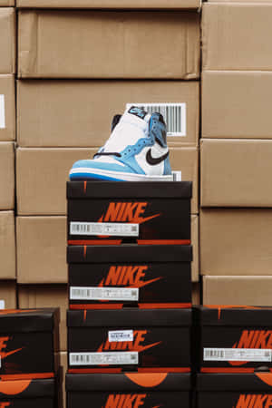 一隻藍白色Nike Air Jordan球鞋放在疊起的Nike鞋盒上。 — 小米平板 8 壁紙