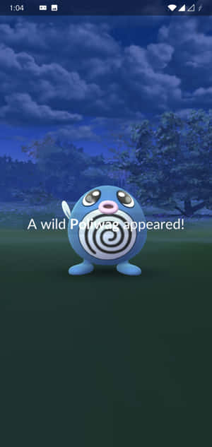 一隻名為 Poliwag 的藍色螺旋圖案寶可夢在夜晚的陰暗森林中出現。 — iPhone 15 Plus 壁紙