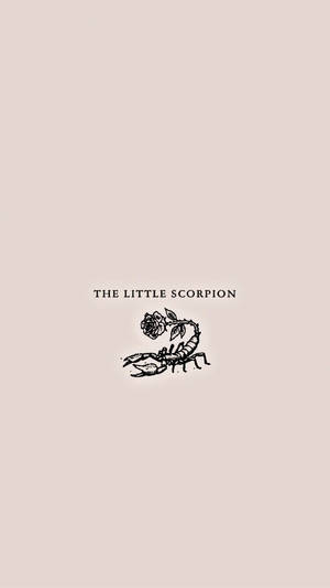 一隻蠍子拿著玫瑰，米色背景上有文字 The Little Scorpion。 — 天蠍座美學 壁紙