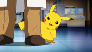 黃色皮卡丘在實驗室中從一個人的腿後探出頭來。 — 寶可夢傳說 阿爾宙斯 壁紙