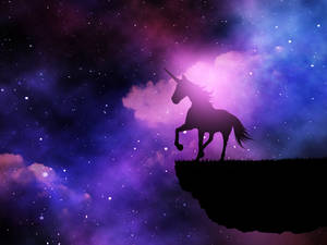 懸崖上的獨角獸剪影，俯瞰星光燦爛的紫色星系。 — 剪影 壁紙