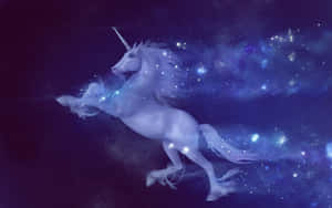 一隻發光的白色獨角獸在滿是星星的銀河中奔跑。 — 獨角獸 壁紙