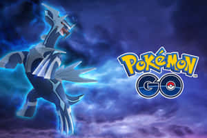 傳說寶可夢在烏雲背景下發出藍色光環，帶有 Pokémon GO 標誌。 — 帝牙盧卡 壁紙