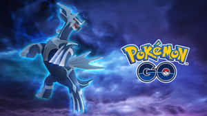 傳說寶可夢在暴風雨的天空中散發著藍色光芒，旁邊有 Pokémon GO 標誌。 — 帝牙盧卡 壁紙