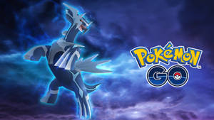 一隻發光的藍色和銀色寶可夢在暴風雨的天空中翱翔，帶有 Pokémon GO 標誌。 — 帝牙盧卡 壁紙