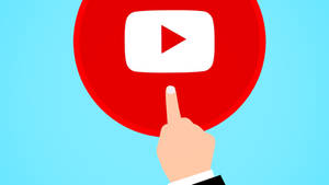 手在藍色背景上按下紅色 YouTube 播放按鈕圖示。 — 社群 壁紙
