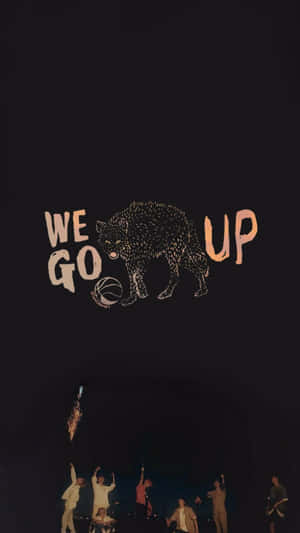 狼手持籃球，上方有「We Go Up」文字，下方是現場樂隊在舞台上。 — 卡通 壁紙