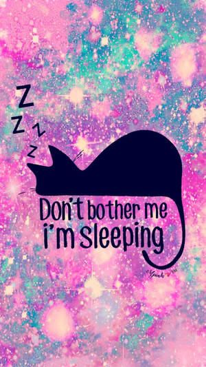 黑貓在宇宙背景上睡覺，帶有「Don't bother me I'm sleeping」文字。 — 宇宙 壁紙