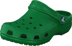 一雙帶有品牌標誌的綠色Croc clog鞋，背景為白色。