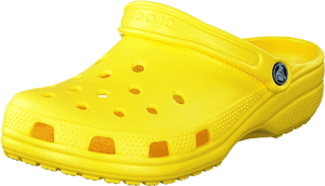 一雙黃色Crocs木屐鞋，帶通風孔和品牌標誌。