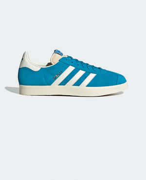 藍色 adidas Gazelle 運動鞋，帶有白色條紋和鞋帶，置於純色背景上。 — 4:5 壁紙