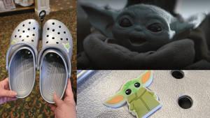 帶有Grogu飾品的銀色Crocs鞋和鞋上的Grogu貼紙。 — 小寶貝 壁紙