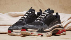 米色布料上的黑色Balenciaga運動鞋，帶有紅色細節。 — 巴黎世家 壁紙