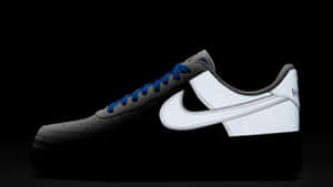 一雙黑白Nike Air Force 1運動鞋，藍色鞋帶，黑色背景。 — 省電 壁紙