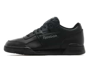 白色背景上的黑色 Reebok 運動鞋，帶有銀色標誌 — 銳步 壁紙