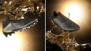 黑色足球靴，帶有金色細節，被金色液體飛濺環繞。 — New Balance 壁紙