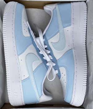 淺藍色和白色的Nike Air Force 1運動鞋，放在原裝盒內。 — 美學嬰兒藍 壁紙