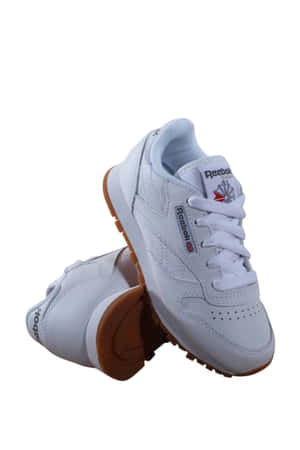 白色背景上的白色 Reebok Classic 運動鞋搭配橡膠鞋底。 — 2:3 壁紙