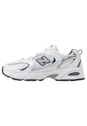 白色New Balance 530運動鞋，帶有海軍藍色標誌和網眼質感。 — OnePlus Pad 壁紙