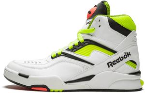 一雙帶有螢光綠色和黑色細節的白色高筒Reebok運動鞋。