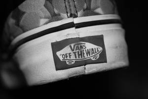 迷彩帆布鞋上Vans運動鞋「Off The Wall」標籤的特寫。 — 墜落卡車 壁紙