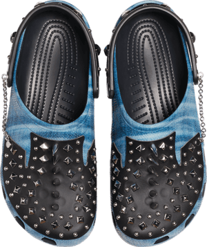 帶有銀色鉚釘和鏈條的藍色牛仔布Crocs
