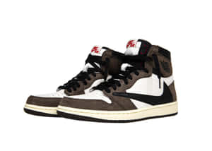 棕色、白色和黑色的高筒Jordan 1運動鞋，帶有紅色點綴。 — Jordan球鞋 壁紙