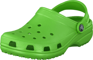 一雙萊姆綠色的Crocs木屐鞋，帶有通風孔和品牌標誌。