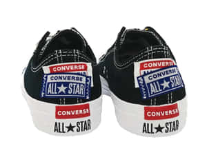 黑色Converse All Star運動鞋，白色鞋底上有堆疊的標誌。 — 5:4 壁紙
