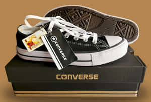 黑色Converse運動鞋配白色鞋帶在品牌盒子上 — Converse 壁紙