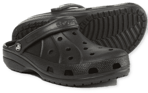 帶有通風孔和紋理鞋底的黑色Crocs木屐。