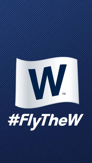 一面白色飄揚旗幟，帶有海軍藍色 W 標誌，背景為藍色斜紋，附有 hashtag flythew。 — 芝加哥 壁紙