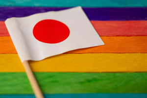 彩虹條紋上的日本國旗象徵文化自豪與包容。 — 雙性戀旗幟 壁紙