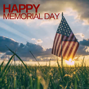 夕陽下草地上的美國國旗，附有「happy memorial day」文字 — 陣亡將士紀念日 壁紙