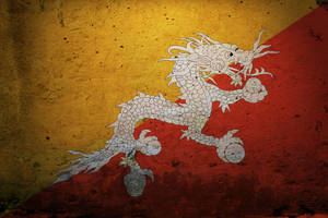 不丹國旗，黃色和紅色背景上有一條白龍，顯示磨損和老化。 — 垃圾美學 壁紙
