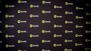 牆壁覆蓋著重複的綠色和白色Spotify標誌。 — Spotify 壁紙