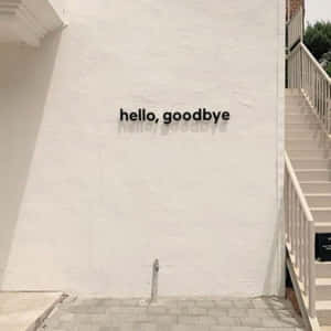 白牆上有「hello goodbye」字樣，樓梯旁，日光下。 — 再見 壁紙