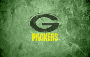 帶有黃色文字的綠色Packers標誌在紋理牆上。 — 綠灣包裝工 壁紙