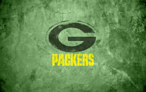 綠色Packers標誌，黃色文字，背景為裂紋牆壁。 — 綠灣包裝工 壁紙