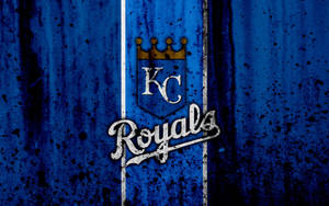 KC Royals 棒球隊標誌在破舊的藍色牆壁上，帶有白色條紋和黑色濺點。 — 堪薩斯城酋長隊 壁紙