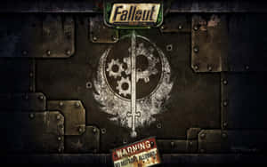 鏽蝕金屬上的 Fallout Online 標誌，帶有穿過齒輪徽章的劍和警告標誌。 — 戰爭機器 壁紙