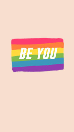 彩虹旗上 'BE YOU' 文字在蜜桃色背景 — 動力 壁紙