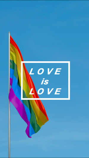 彩虹旗在藍天下飄揚，帶有「LOVE is LOVE」文字 — 雙性戀旗幟 壁紙