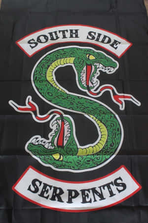 黑色旗幟，綠色蛇形成S形，文字South Side Serpents — 2:3 壁紙