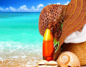 沙灘上的太陽帽、防曬乳瓶子和貝殼，配以碧綠的海洋和藍天。 — 海灘度假 壁紙