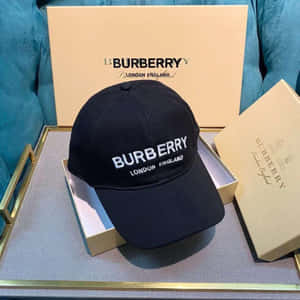 黑色Burberry帽子在豪華托盤上以品牌包裝展示。 — Burberry 壁紙
