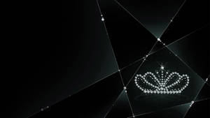 在破碎鏡面上閃閃發光的鑽石皇冠，帶有星爆效果。