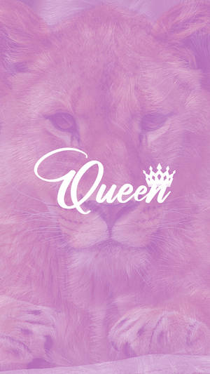 一頭帶有「Queen」文字和皇冠的母獅，以紫色調呈現。 — 獅子王 GIF 壁紙