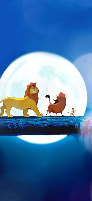 獅子、疣豬和狐獴站在懸崖上，下方是巨大的月亮 — 獅子王 GIF 壁紙
